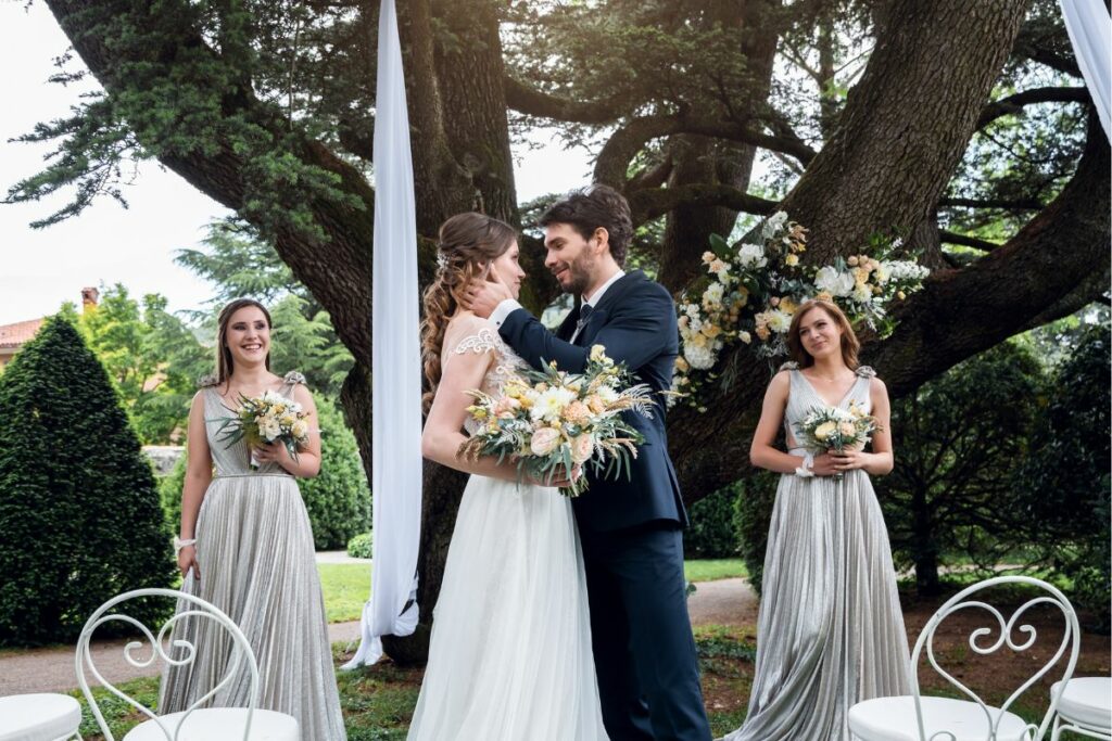 Mariée entourée de ses demoiselles d'honneur avec leurs bouquets lors d'un mariage en extérieur