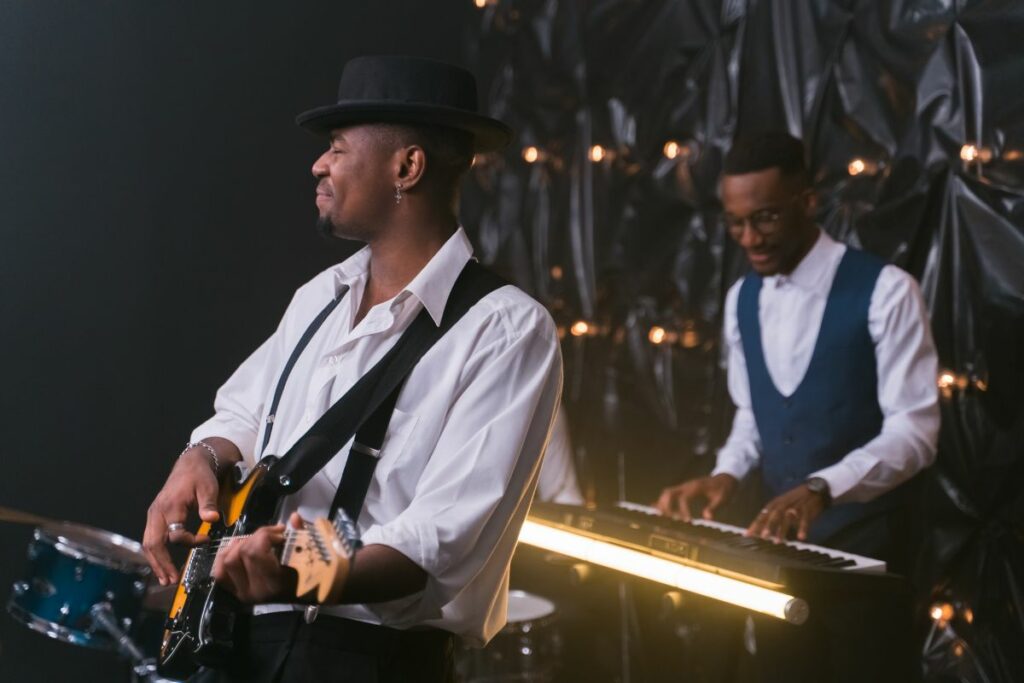 Musiciens prestataires jouant en live pendant un mariage