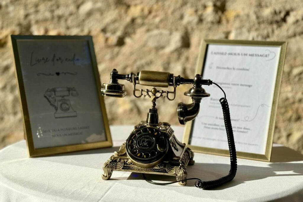 Installation d'un livre d'or audio avec micro vintage lors d'un mariage