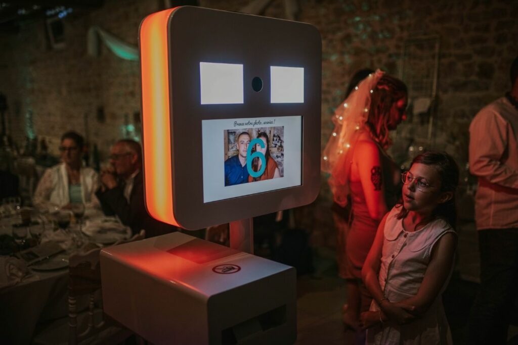 Invités utilisant le photobooth pendant une animation de mariage