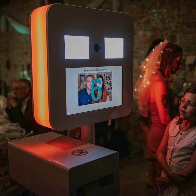 Invités utilisant le photobooth pendant une animation de mariage