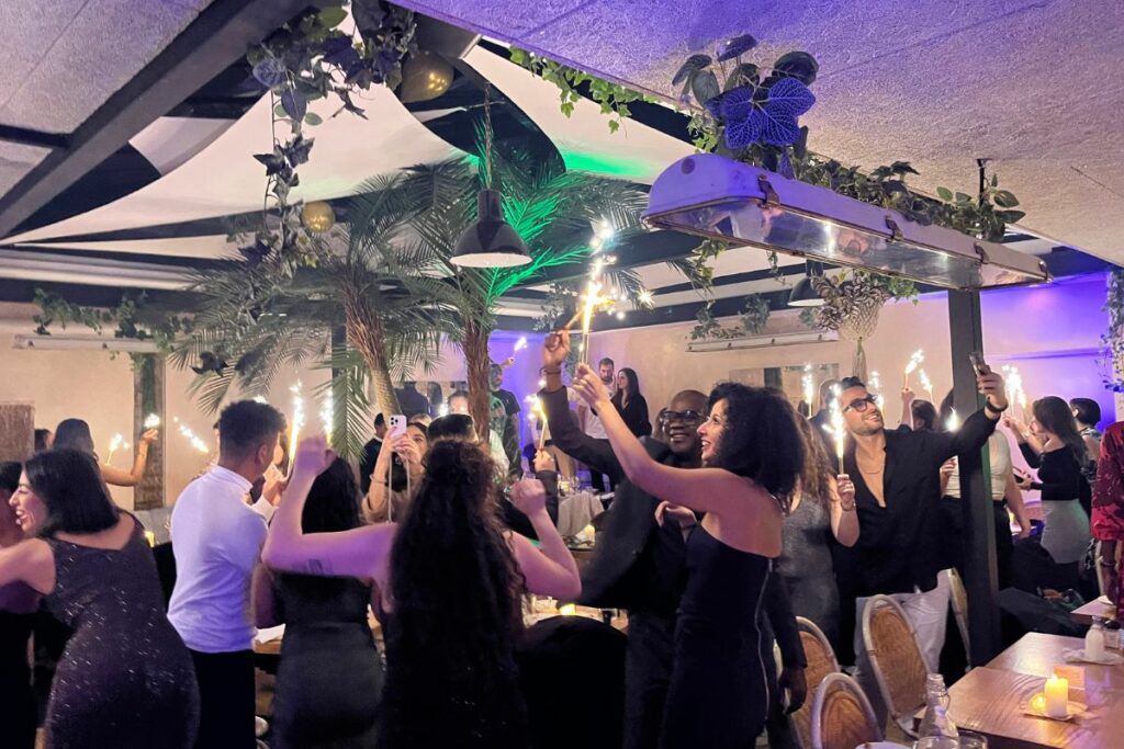 Invités dansant et s'amusant pendant une soirée de mariage animée par un DJ de mariage