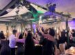 Invités dansant et s'amusant pendant une soirée de mariage animée par un DJ de mariage