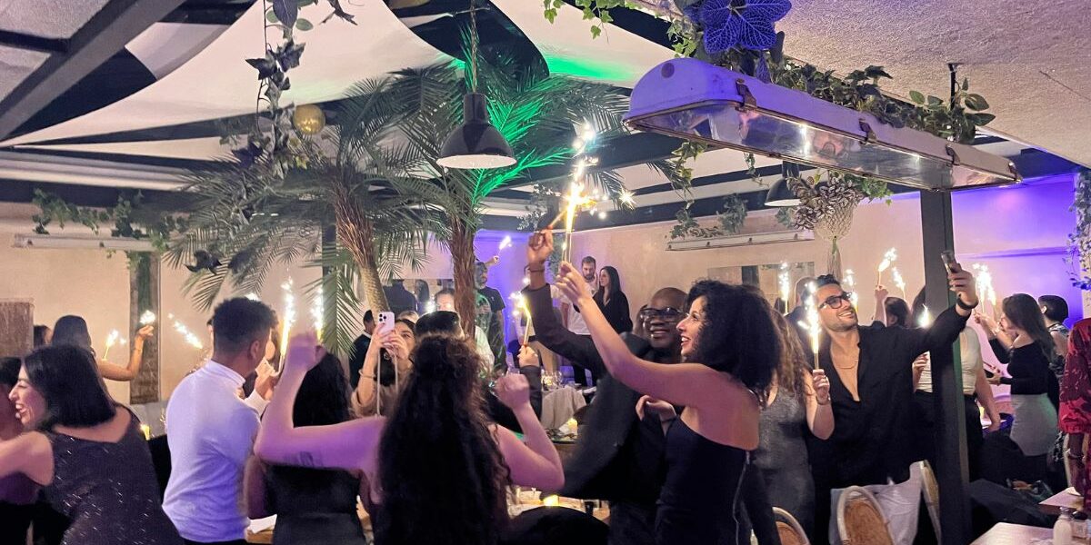 dj-mariage-essonne15 Invités dansant et s'amusant pendant une soirée de mariage animée par un DJ de mariage