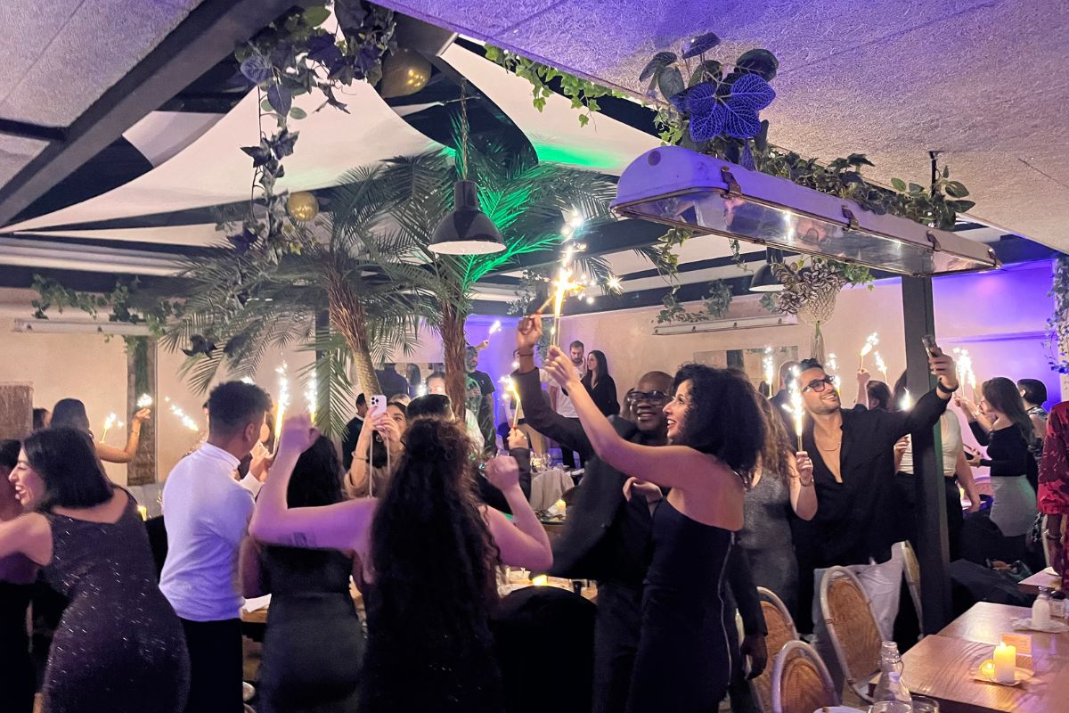 Invités dansant et s'amusant pendant une soirée de mariage animée par un DJ de mariage