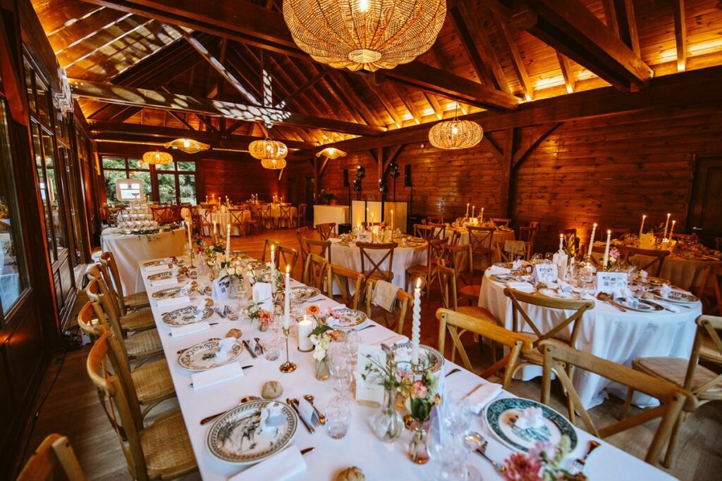 Salle de réception décorée pour un mariage animé par un DJ de mariage, éclairage chaleureux