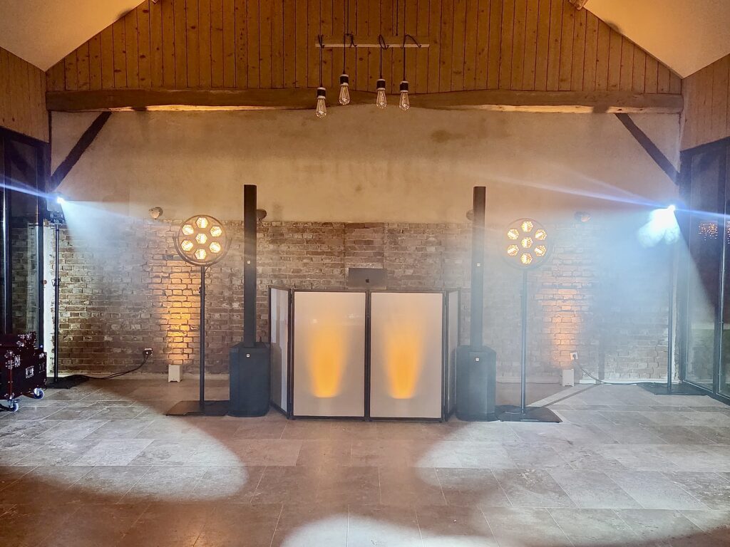 Installation événementielle haut de gamme avec éclairage d'ambiance élaboré pour un mariage