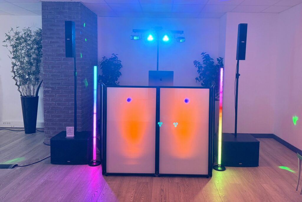 Régie DJ avec éclairage vertical rose et violet