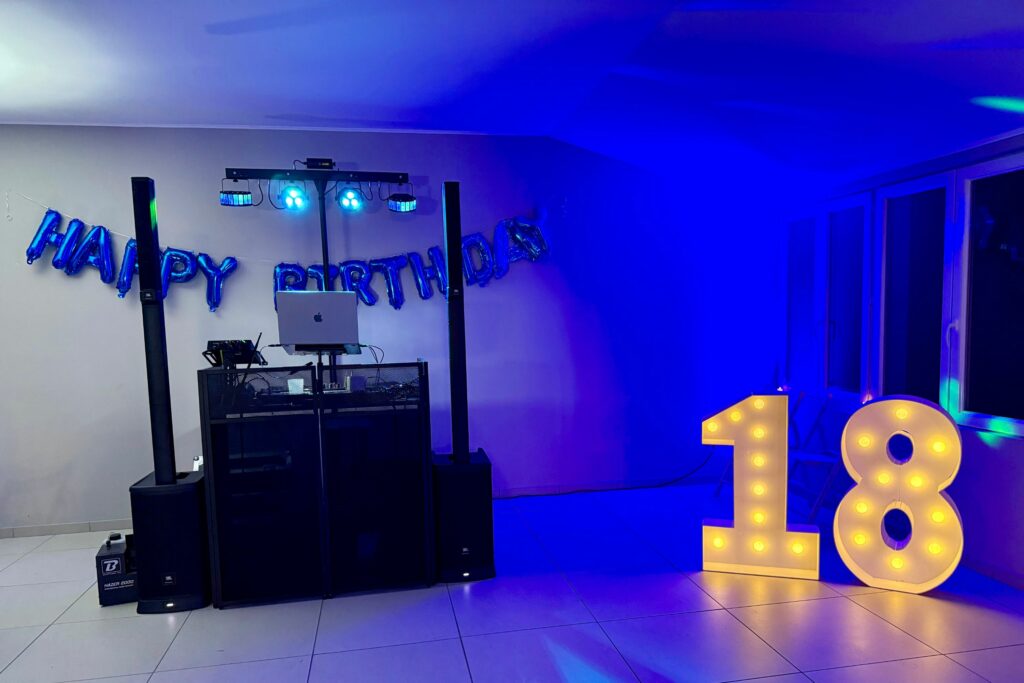 Régie DJ décorée pour un anniversaire de 18 ans avec ballons Happy Birthday
