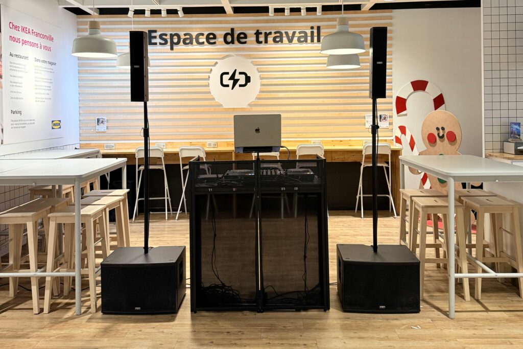 Régie DJ installée dans une salle de réception moderne de style loft